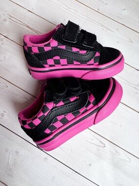 Vans “Off The Wall” Toddler Old Skool V Checkerboard Shoe pink and black